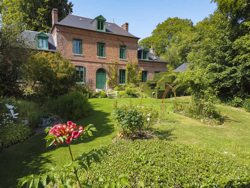 Devant la maison - Le crapaud à trois pattes