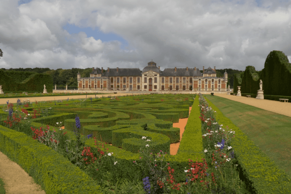 Facade avec buis et fleurs - Jardin du Chateau de Champ de bataille