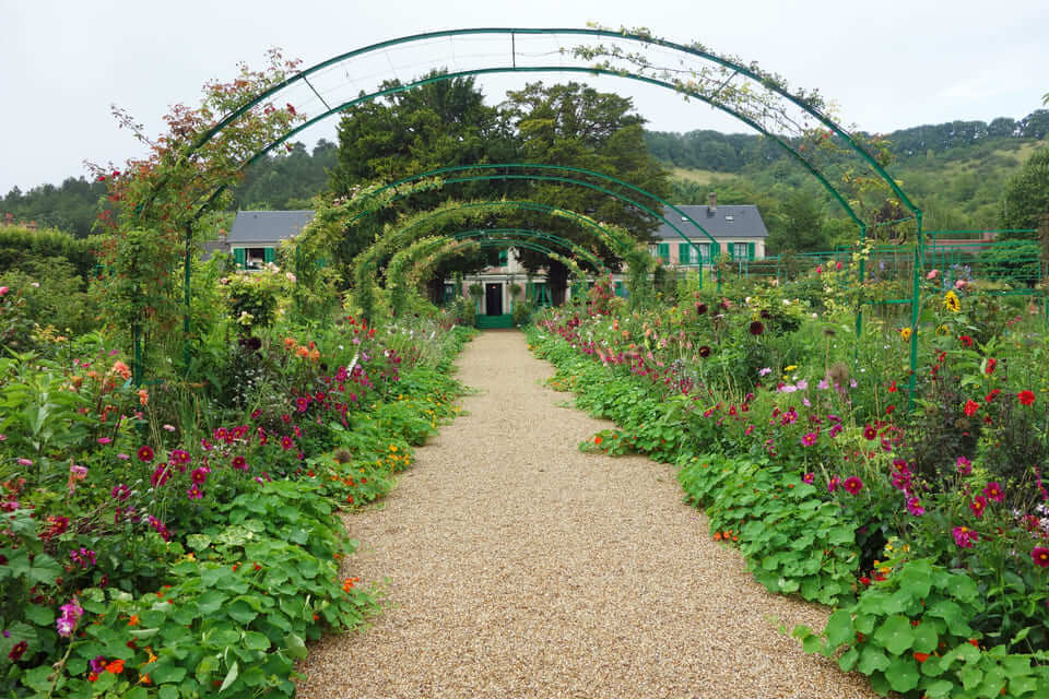 Allée d'entrée du jardin de Monet