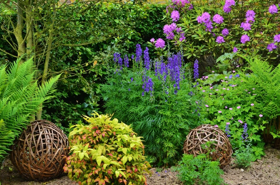 MESNILGEOFFROY jardins aux oiseux boules