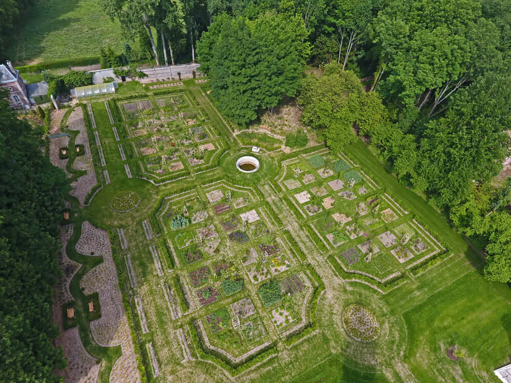 Engazonement en avril 2017 - jardin du Chateau du Grand Daubeuf