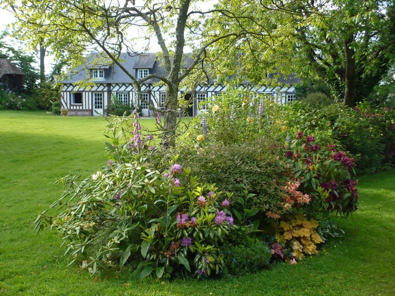 Vue sur la maison au printemps