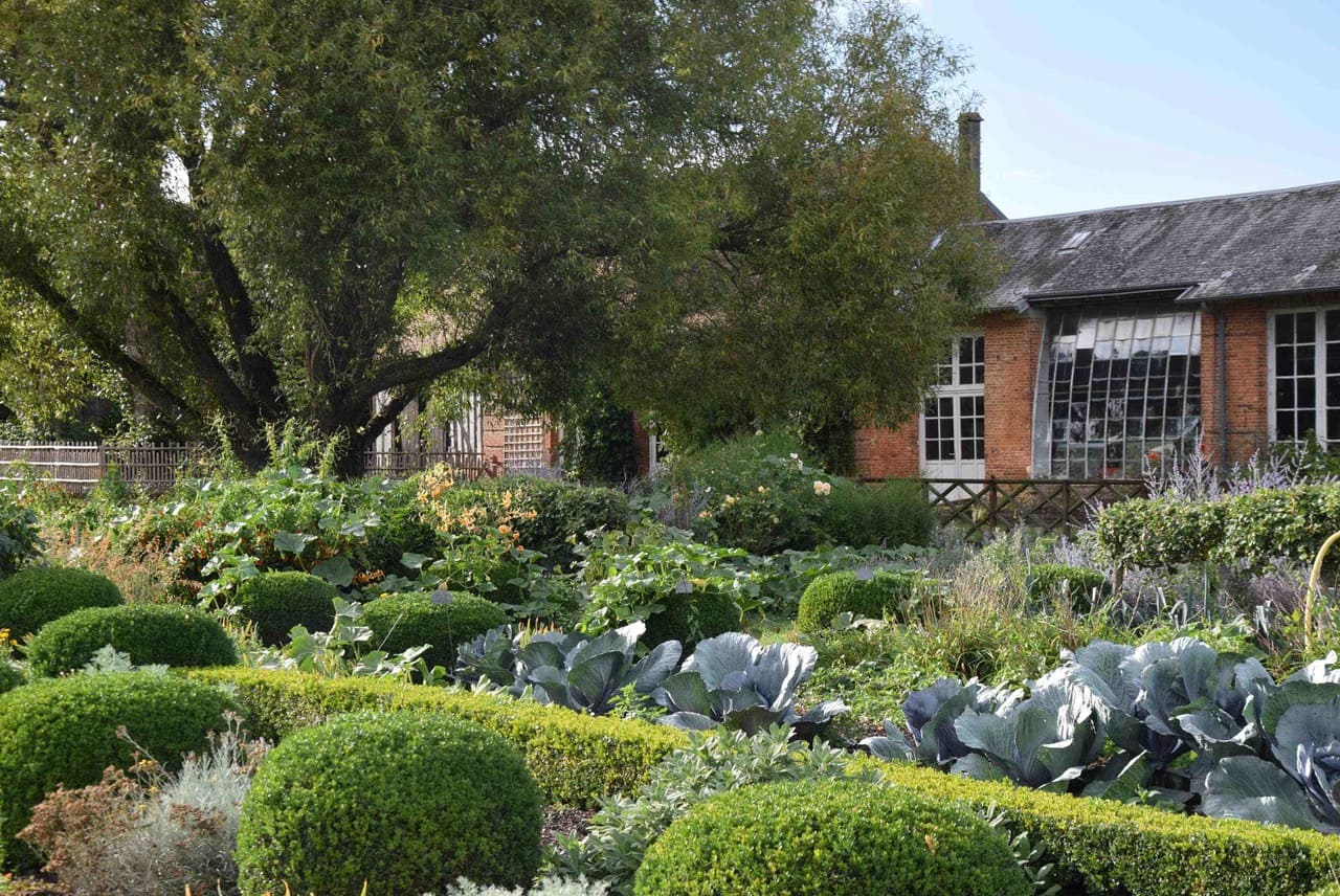 Le Troncq - Jardin de l'orangerie et serre en juillet - copie